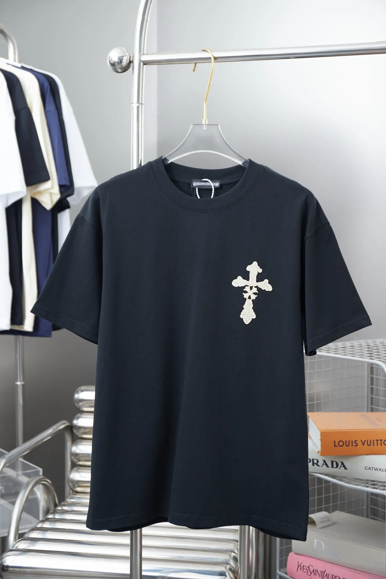🅿️210 Ch*ome Hearte 25SS early spring new model, silicone printed hot diamond short sleeves, light luxury, essential item for daily commuting for men and women, correct version, welcome to compare, detailed features · 320g 100% pure cotton double yarn jersey fabric · Custom dyed in the same vat, special thickened 32 count double-strand 1X1 thread · Croix heart cross patch➕Imported Australian matte pearlescent diamonds➕Thick plate Croix heart letters · Double-needle stitching across seams · Original main mark washed tag brand moisture-proof paper packaging Color: black/white Size: S/M/L/XL